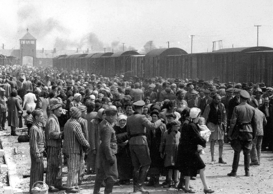 Węgierscy Żydzi przed wysłaniem do komór gazowych w hitlerowskim obozie śmierci Auschwitz-Birkenau